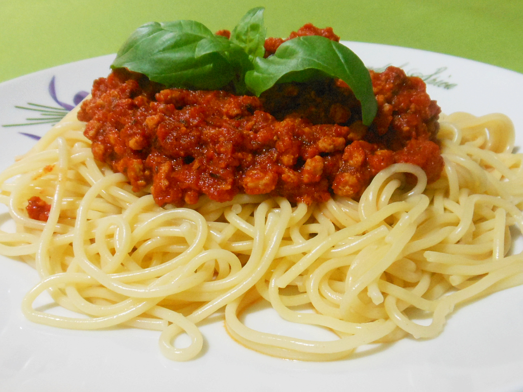 Spaghetti z sosem pomidorowym i mielonym mięsem