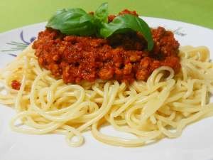Spaghetti z sosem pomidorowym i mielonym mięsem
