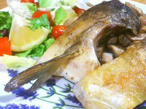 Smażony karp z pieczarkami i boczkiem
