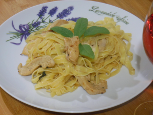 Tagliatelle ze smażonym kurczakiem i szałwią