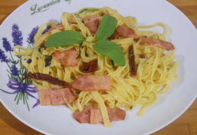 Tagliatelle z boczkiem, suszonymi pomidorami i szałwią