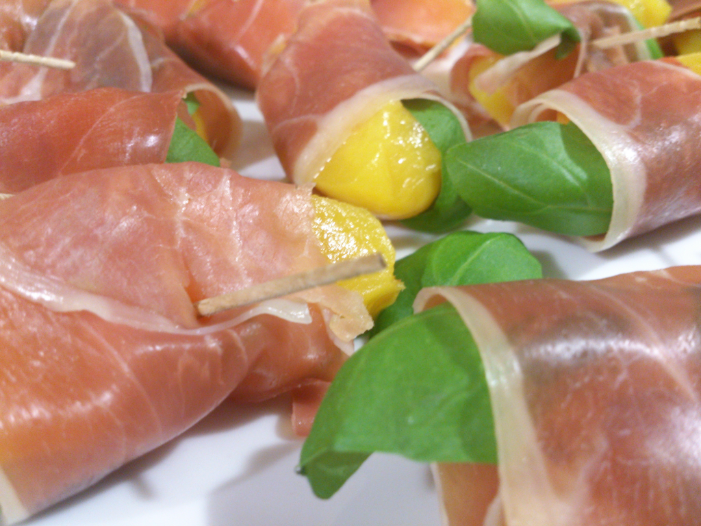Brzoskwinie z bazylią w prosciutto