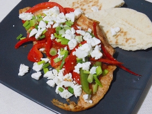 Omlet z papryką, pomidorami i fetą