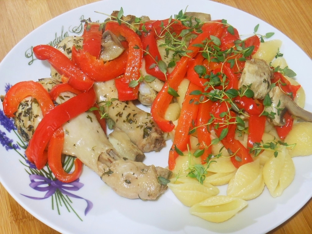 Pieczone udka z kurczaka (nogi) z papryką i pieczarkami