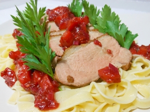 Smażona kaczka z malinami i makaronem