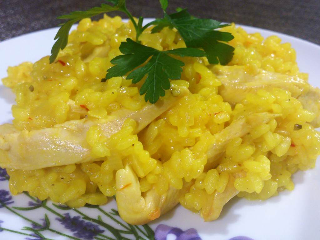Risotto po mediolańsku ze smażonym kurczakiem
