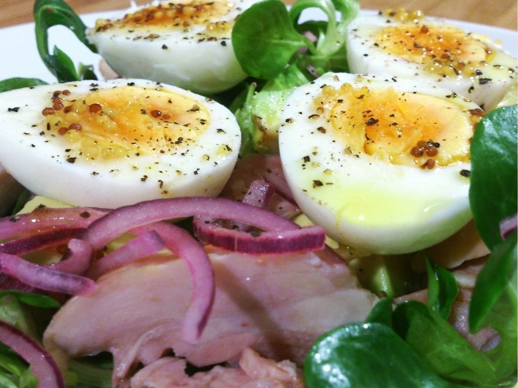 Sałatka z wędzonego kurczaka z avocado, jajkiem i roszponką