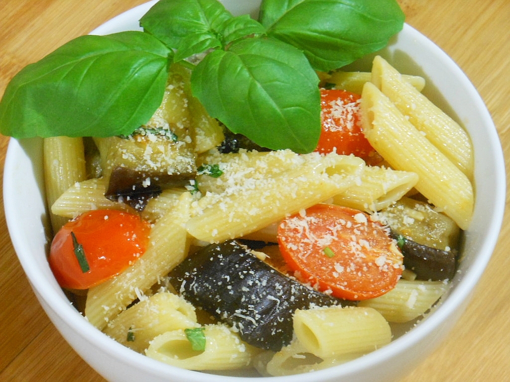 Penne z bakłażanem i pomidorkami