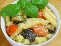 Penne z bakłażanem i pomidorkami