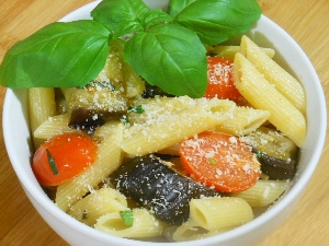Penne z bakłażanem i pomidorkami