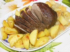 Pieczona szynka z kapustą