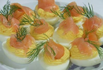 Jajka faszerowane z majonezem i łososiem