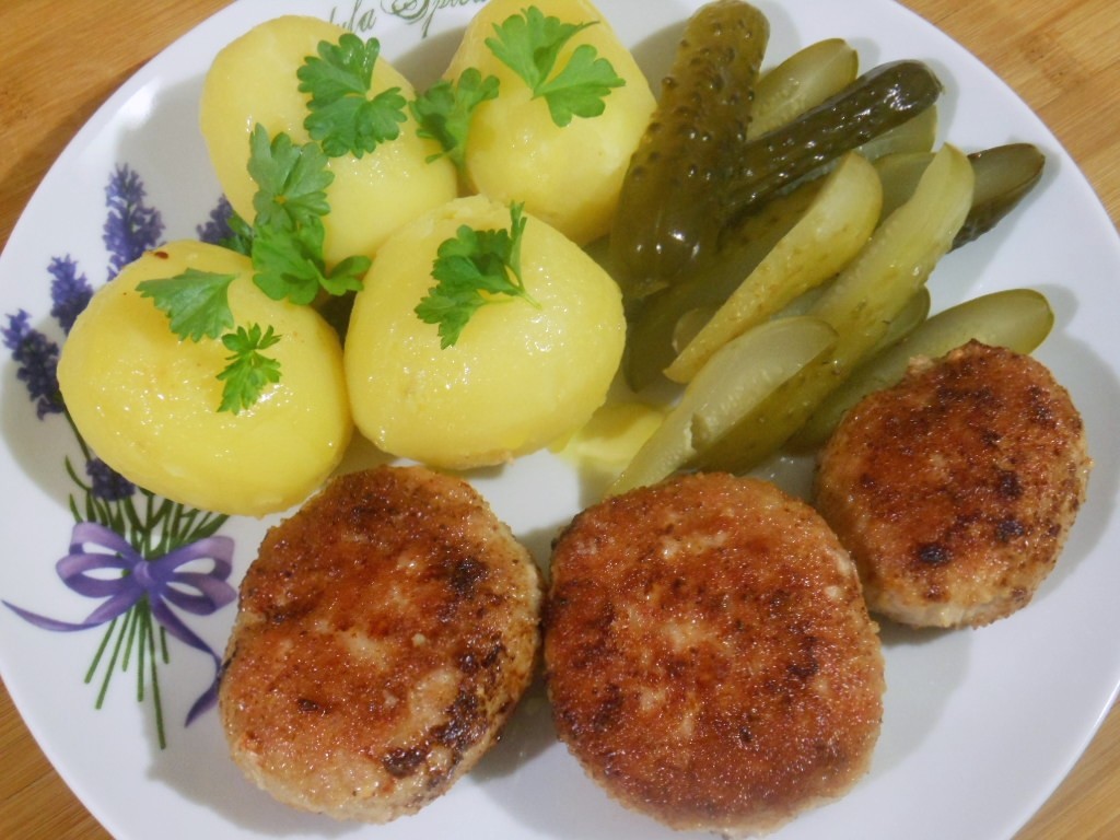 Kotlety mielone z szynki i wędzonego boczku