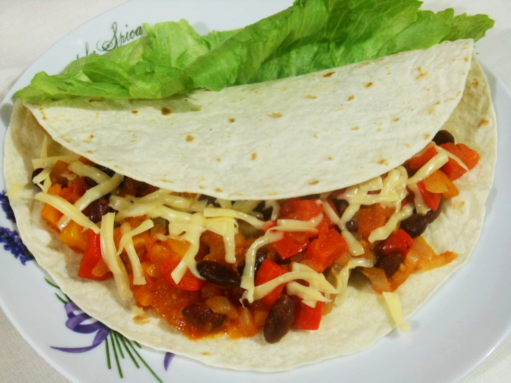 Tortilla z nadzieniem paprykowo-pomidorowo-fasolowym
