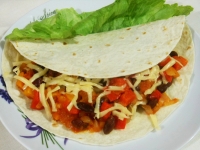 Tortilla z nadzieniem paprykowo-pomidorowo-fasolowym