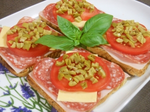 Tosty z szynką, salami, serem, pomidorem i oliwkami