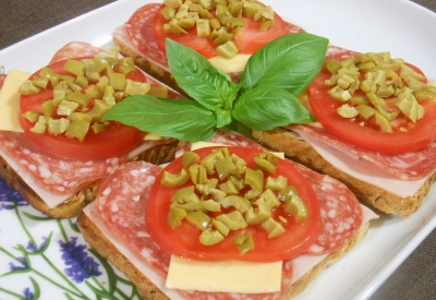Tosty z szynką, salami, serem, pomidorem i oliwkami