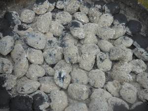 Rozpalony węgiel (brykiet) w palenisku grilla