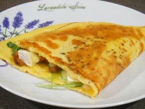 Omlet z kurkami, rukolą i camembertem