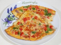 Omlet z papryką, pomidorami i mielonym mięsem