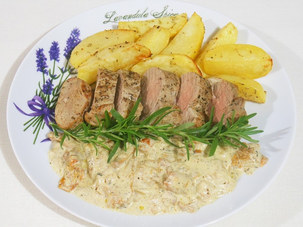 Polędwica wieprzowa w sosie z kurkami
