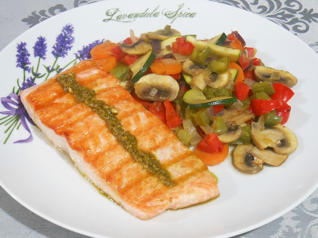 Łosoś z warzywami i pesto
