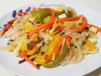 Warzywa z tofu i makaronem ryżowym