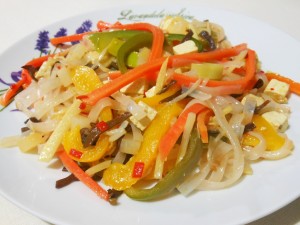 Warzywa z tofu i makaronem ryżowym
