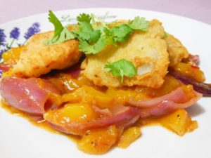 Smażona ryba z sosem z mango i sambalu