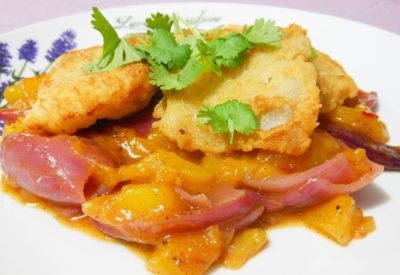 Smażona ryba z sosem z mango i sambalu