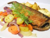Pieczona makrela z warzywami